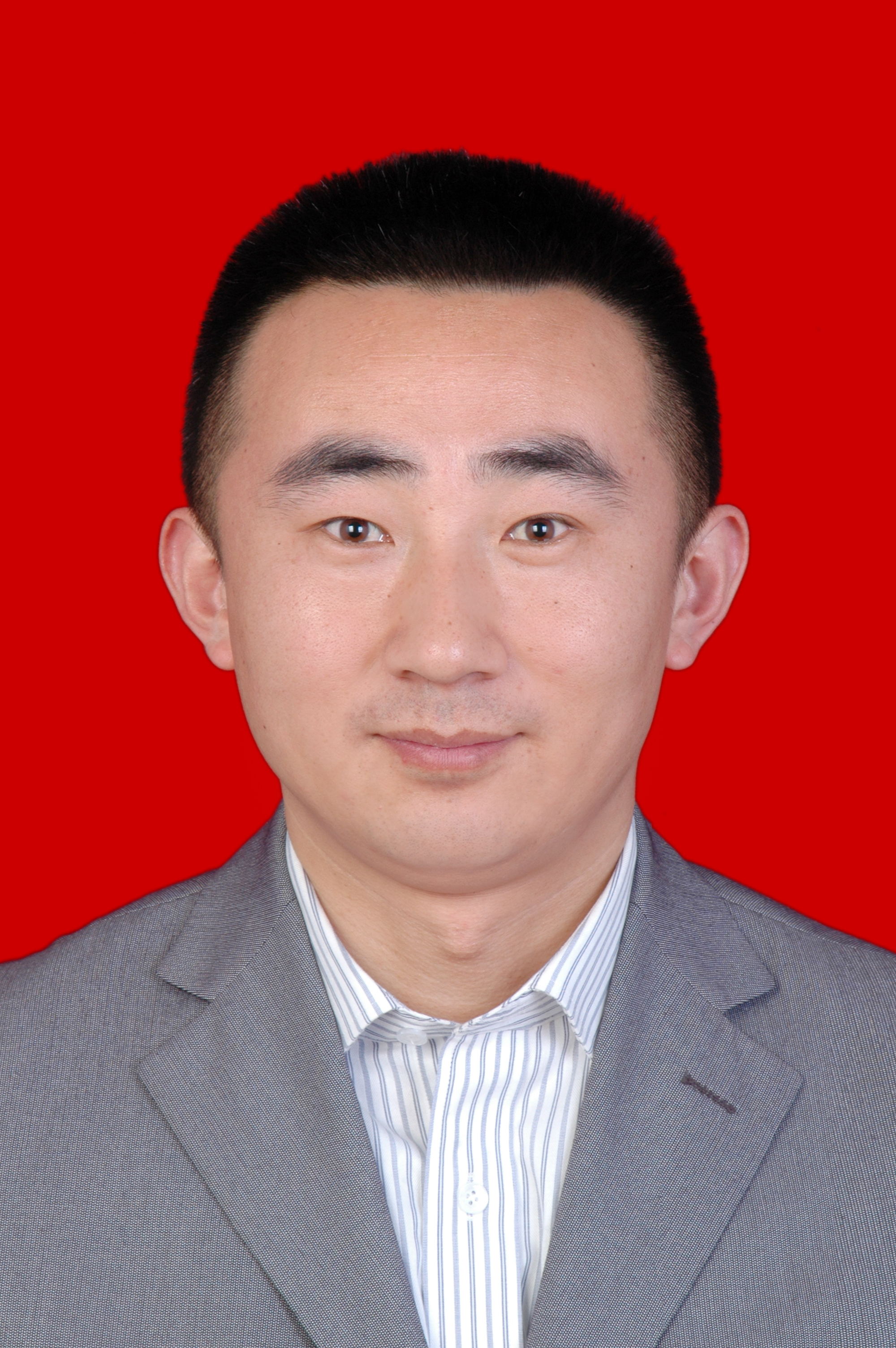 尹朋辉证件照.jpg