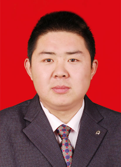 梁良红底西装照.jpg