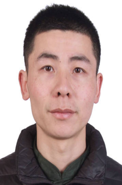 王庆松二寸证件照.png