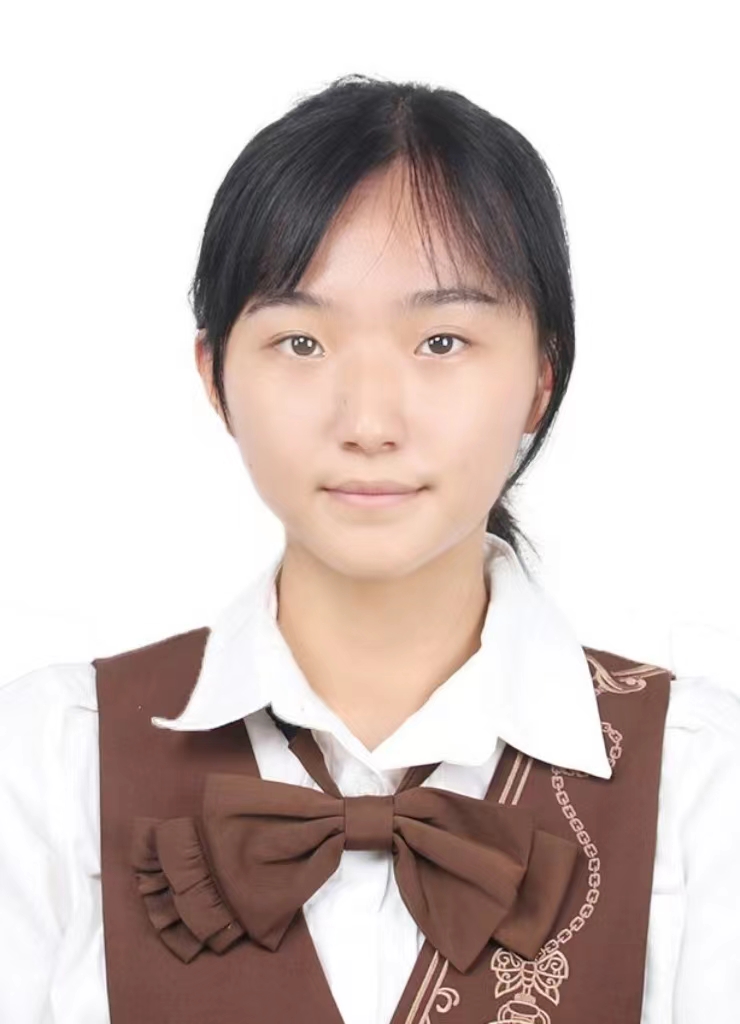 卢馨彤—免冠照.jpg