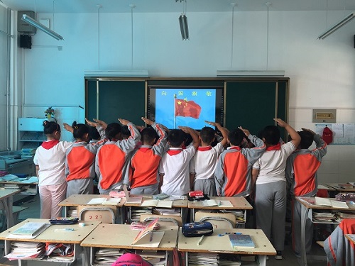 三三向国旗敬礼JPG