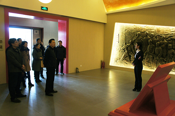 2 党员干部参观泰安革命史展览馆.jpg