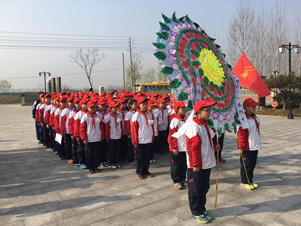 13 少先队员们认真聆听《我们是共产主义接班人》.jpg