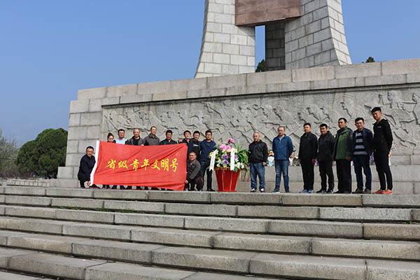 29 市公路局工程一处青年文明号集体祭扫烈士陵园1.JPG