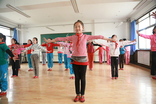 学生在舞蹈室学习.jpg