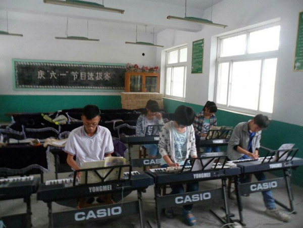 旧县中学学生练习电子琴mmexport1488941634181.jpg