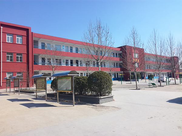 东平县老湖镇中学少年宫位于学校东教学楼三楼，另有室外活动器材.jpg